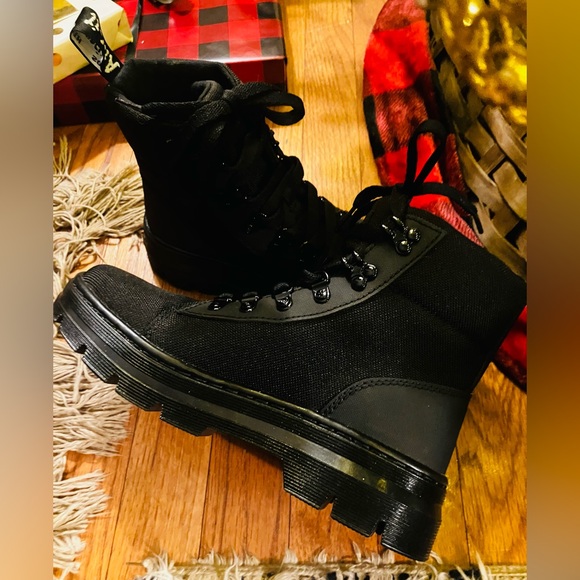 Dr. Martens Airwave Boots *NEW* - Picture 1 of 10